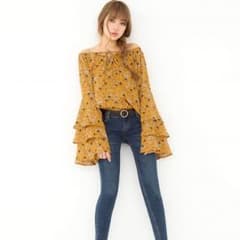 OKAME様専用。花柄 ティアードスリーブオフショルブラウスのサムネイル