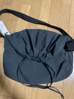 ドローストリングショルダーバッグ　ブラック　UNIQLO uのサムネイル