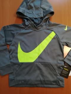 新品☆NIKE パーカー　115☆のサムネイル