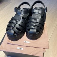 miu miu ブラックサンダルのサムネイル