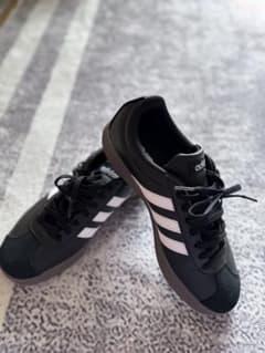 adidas ブラックスニーカーのサムネイル