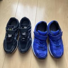 キッズスニーカー 黒と青 マジックテープ付きのサムネイル