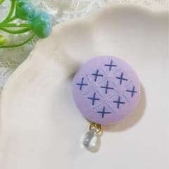 【紫陽花ブローチ】刺し子×雫ガラスビーズ 雨粒モチーフ くるみボタン27mmのサムネイル