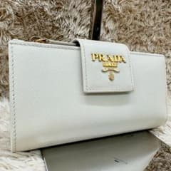 美品】PRADA プラダ サフィアーノレザー 二つ折り財布 ホワイト - メルカリ
