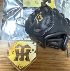 阪神タイガース勝利時限定シークレットグラブ型キーホルダー岩崎優選手のサムネイル