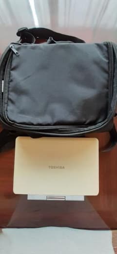 TOSHIBA　REGZA　ポータブルDVDプレイヤーのサムネイル