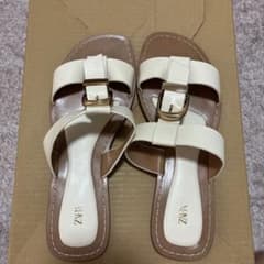 【美品】ZARA フラットサンダル ホワイト ゴールドバックルのサムネイル
