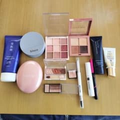 Eyeshadow palette and makeup base set (13 pieces)