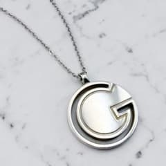 美品✨　グッチ　ネックレス　サークル　ロゴ　刻印　チャーム　シルバー　925 GUCCI グッチ ネックレス サークル Gロゴ シルバー 925 刻印 - メルカリ