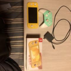 NINTENDO SWITCH LITE とコントローラーのサムネイル