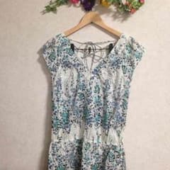 グリーンの花柄模様のチュニックのサムネイル