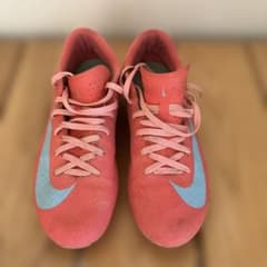 NIKE soccer shoes, cleats, size 25.5, for futsal.