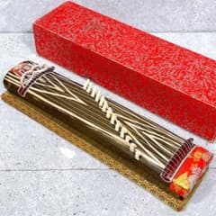Excellent condition tankin, a Japanese stringed instrument perfect for interior decoration. A playable miniature 13-string instrument with cat feet.