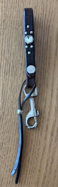 HTC スタッズキーホルダー　黒　中古 HTC スタッズキーホルダー 黒 中古 - メルカリ