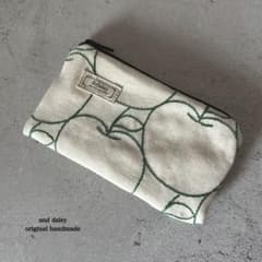 ななちゃんさま　専用ページ　薬ポーチ　刺繍　ハンドメイド ハンドメイド**青りんご刺繍のL字お薬ポーチ**&daisy - メルカリ