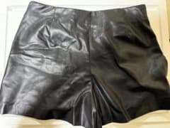 ZARA ブラックレザー風ショートパンツ EUR36のサムネイル