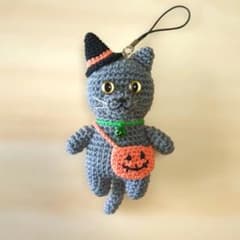 ハンドメイド あみぐるみ ネコ ストラップ グレー猫 ハロウィン - メルカリ