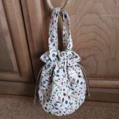 ハンドメイド　丸底巾着ミニバッグ　木の実いろいろ柄のサムネイル