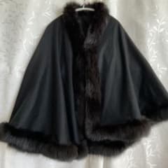 ♦︎美品ポンチョ　カシミヤ100% 日本製　ブラック　冬物 ポンチョ ケープ 日本製 カシミヤ 100％ SAGA フォックス トリム