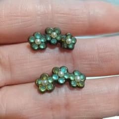 花形スタッドピアス 青緑色のサムネイル