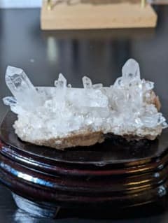 【高品質】透明度　水晶クラスター　台座付 透明度抜群✨ 高品質 水晶クラスター 木製台座付き - メルカリ