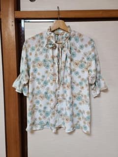 UNIQLO×ポール&ジョーブラウスのサムネイル