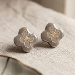 北欧ナチュラル｜美濃焼タイルの小花ピアス｜グレー｜上品｜大人かわいいのサムネイル