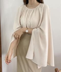 Louere ベージュ トップスのサムネイル