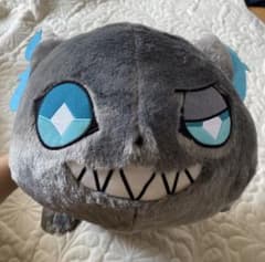 ツイステ グリム メガジャンボ寝そべりぬいぐるみ タグ付き - メルカリ