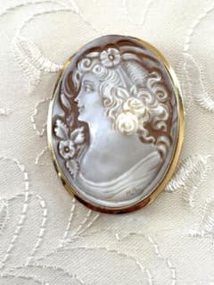 カメオ 作家サイン有 ブローチ - メルカリ