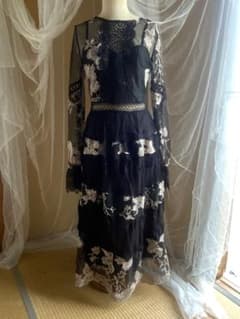 ブラックフラワー刺繍ロングドレスのサムネイル