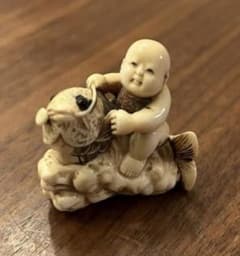 根付 銘「秋月」 唐子大魚乗り 時代物 26g 牙調 提物 精密彫刻 - メルカリ