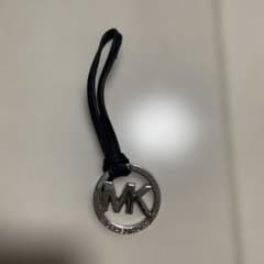 Michael Kors MKロゴチャーム　シルバー色のサムネイル