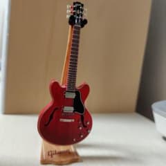 Gibson ES-335 ミニチュア ギター スタンド付きのサムネイル