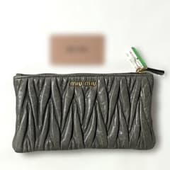 miu miu マテラッセ　プリーツデザイン ポーチ グレー miu miu マテラッセ プリーツデザイン ポーチ グレー - メルカリ