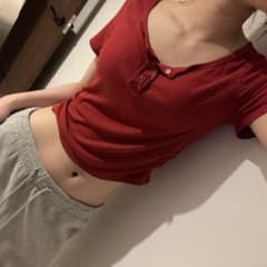 【SHEIN】レッド リブ 半袖 ヘンリーネック Tシャツのサムネイル
