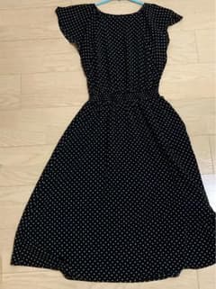 ブラック　ドットワンピース　シンプルワンピース　黒ワンピースのサムネイル