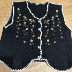 クロシェットベスト　花柄刺繍 黒ニットベストのサムネイル