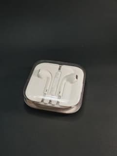 Apple EarPods with 3.5mm Headphone Plugのサムネイル