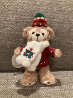 ダッフィー　ぬいぐるみバッジ　クリスマス　赤いセーターのサムネイル