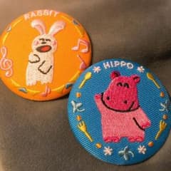 たべっ子どうぶつ ウサギとカバの刺繍ピンバッジセットのサムネイル