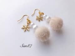 【大人気♡】雪だるまのゆらゆらピアス イヤリング ミルクティーのサムネイル