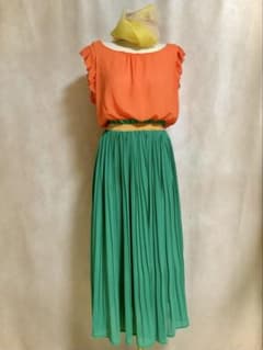 A pleated dress with a retro color scheme.