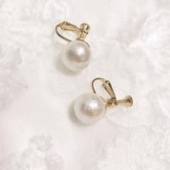 上品な大ぶり一粒コットンパールピアス　コットンパールイヤリング 一粒ピアスのサムネイル