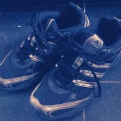 adidas スニーカーのサムネイル