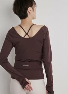 emmi エミ　サステナレッチプルオーバー　ヨガウェア