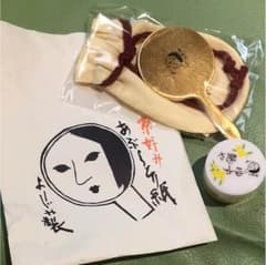よーじや。手鏡と、リップクリームとあぶらとり紙のサムネイル