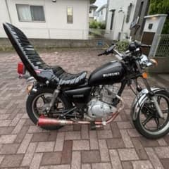 GN125H SUZUKI 族車 三段シート 黒ソリ - メルカリ