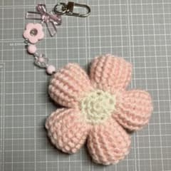 ハンドメイド かぎ針編み 編み物 お花モチーフ チャーム ビーズ ピンク×白のサムネイル