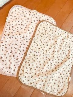 オムツ替えシート  お食事シート 防水 2枚 ピンク ベージュ 小花柄 ♡のサムネイル